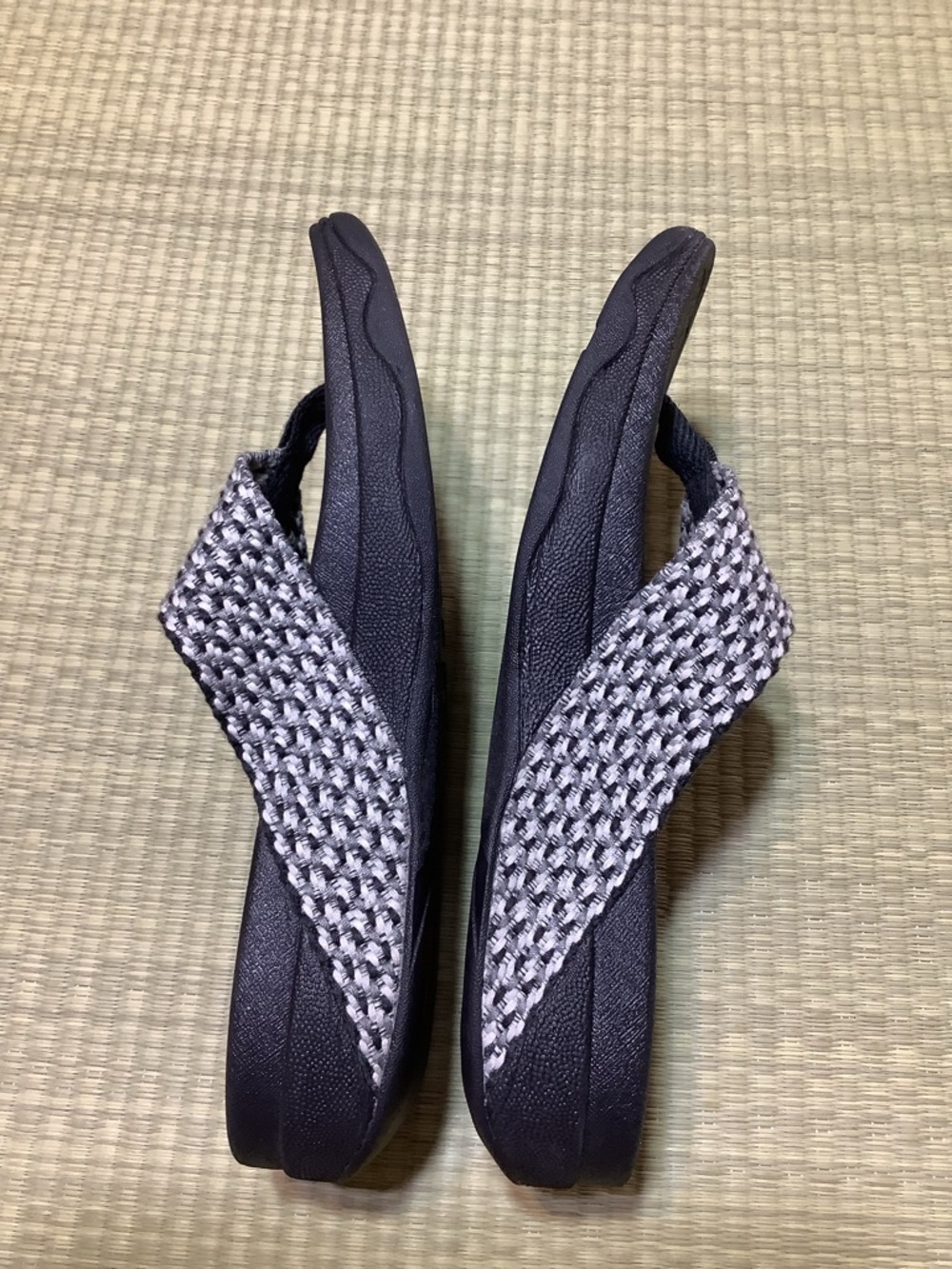 FitFlop Surfa Black Flip Flop Sandals with Grey Woven Straps - Picture 3 of 9